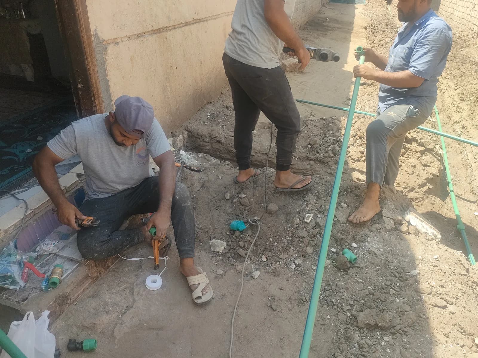 فريق العمل أثناء تنفيذ وصلة مياه