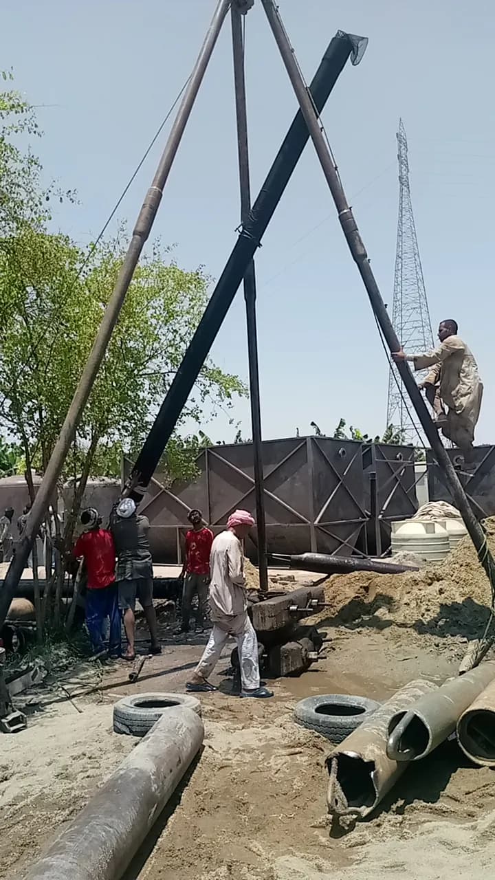 حفارة بئر شاطئي داخل محطة مياه
