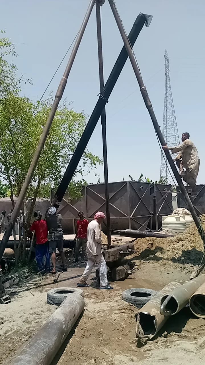 أعمال حفر البئر الشاطئي بالقرب من نهر النيل