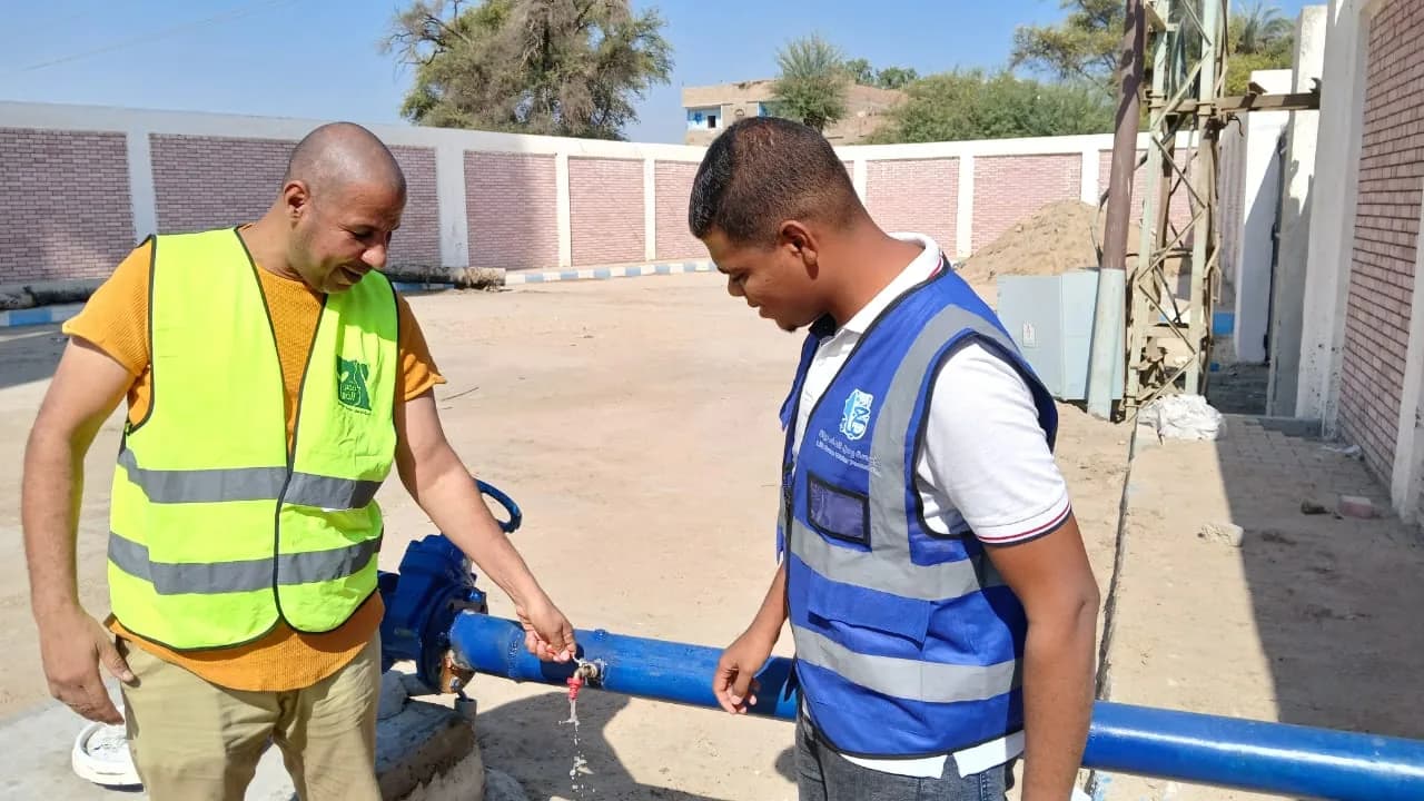 ربط البئر الشاطئي بمحطة مياه الشرب واختبار الإنتاج