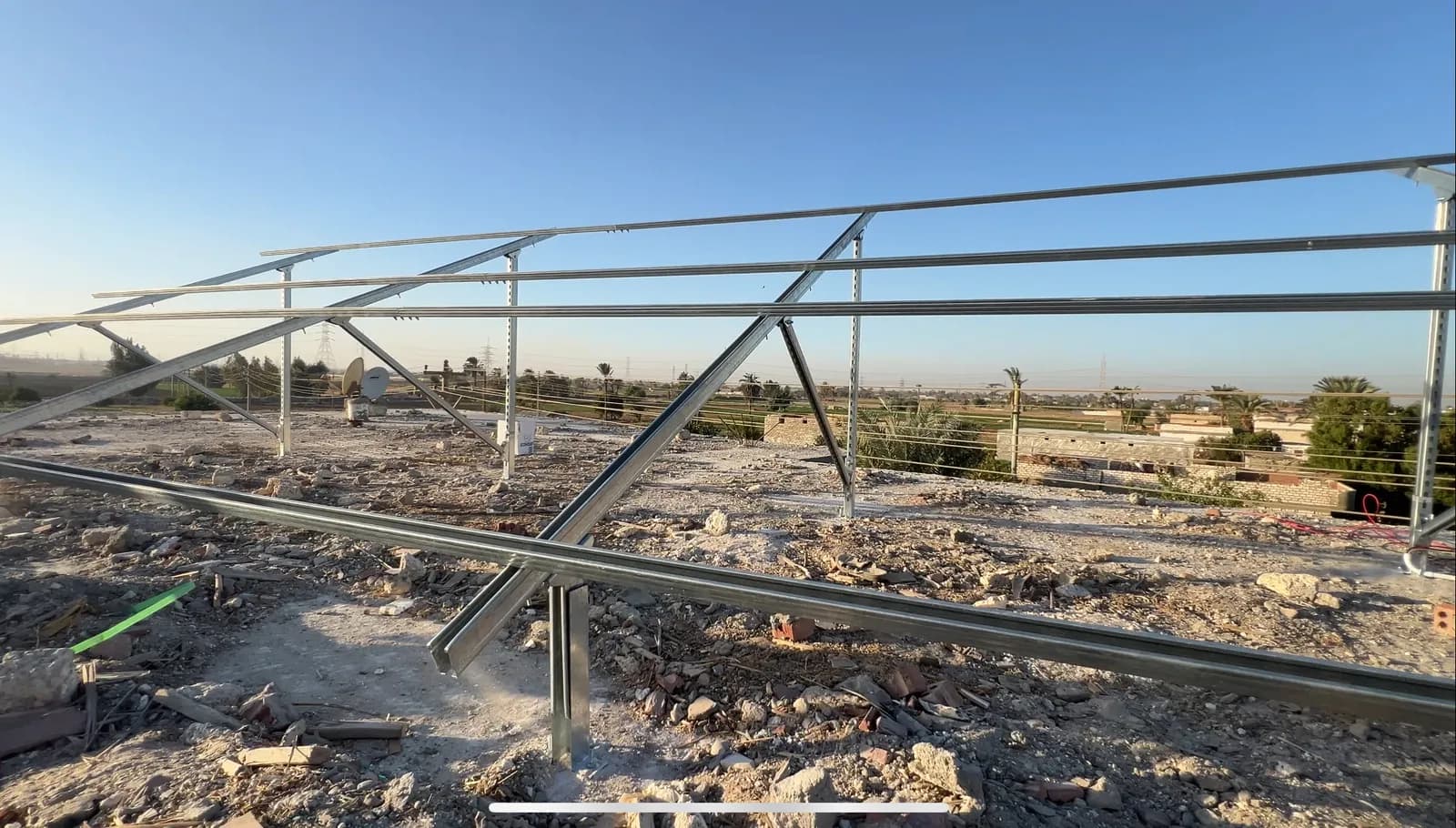 تثبيت الهياكل المعدنية الحاملة للألواح الشمسية في موقع المحطة