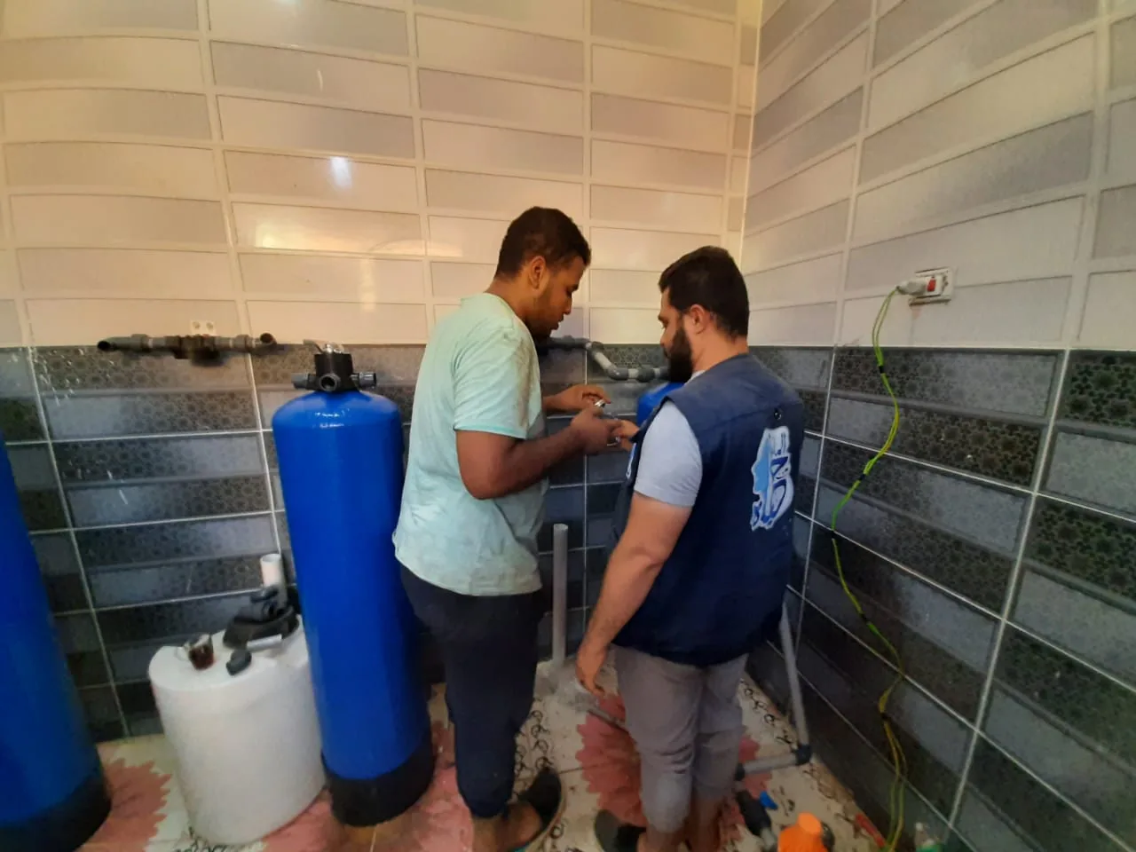 تركيب وحدات المحطة وتجهيز غرفة التشغيل