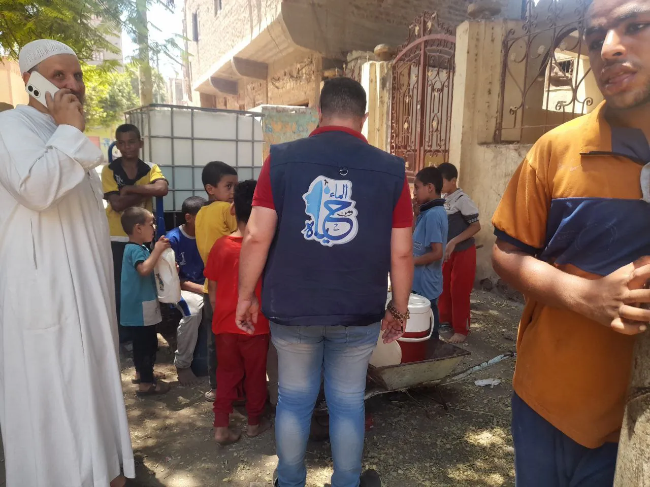 متطوعة أثناء العمل الميداني